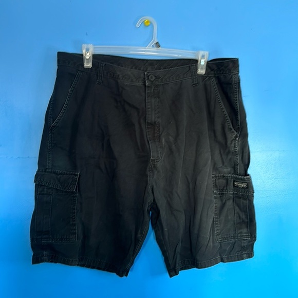 Wrangler Men’s Cargo Shorts Black Size 42 Regular Outdoor Utility Pockets Casual - Picture 1 of 4